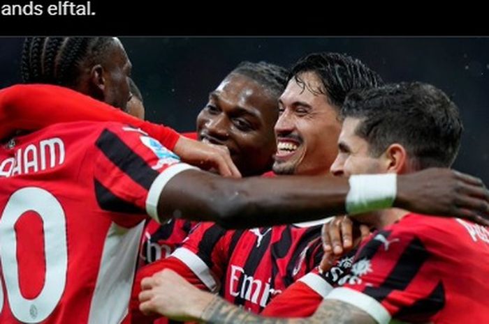 Tijjani Reijnders disambut rekan-rekannya usai mencetak gol kemenangan bagi AC Milan atas Como 1907.