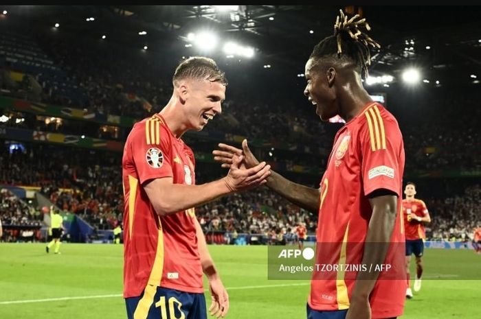 Barcelona dihadapkan dua masalah besar dalam usahanya mendatangkan Nico Williams (kanan) di bursa transfer musim panas 2025.
