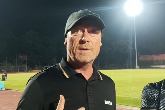 Pelatih Persis, Peter de Roo.