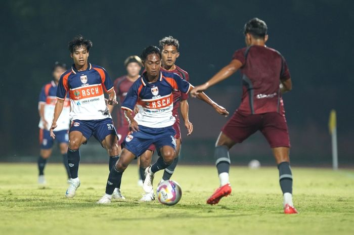 Suasana pertandingan antara Kendal Tornado FC melawan Persis Solo di Stadion UNS, Solo, Jawa Tengah, Sabtu (12/7/2025).