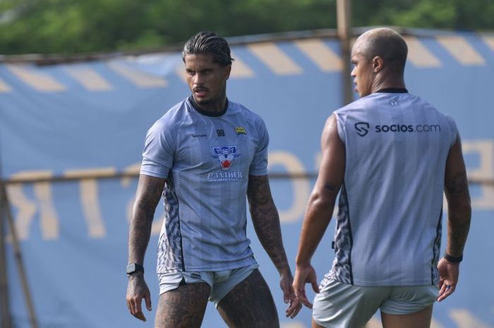 Pemain Persib Bandung Ramon Tanque (kiri) bersama Wiliam Marcilio.