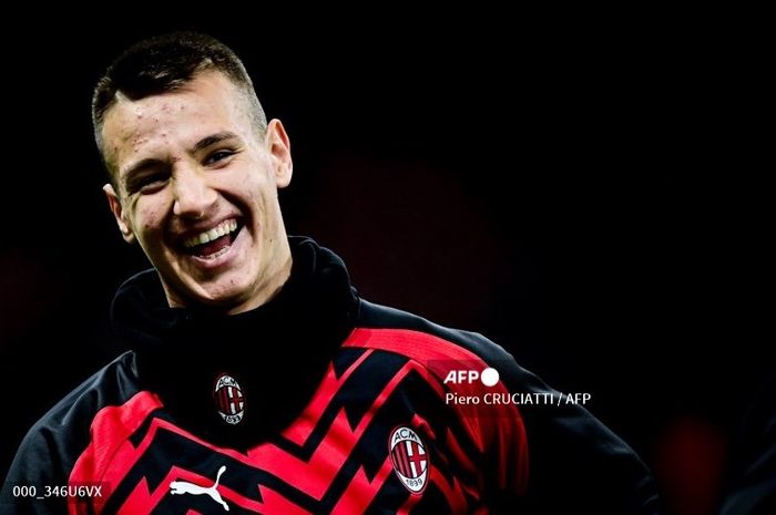 Penyerang muda AC Milan, Francesco Camarda, di ambang pintu keluar San Siro.