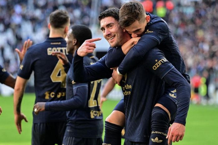 Dusan Vlahovic (tengah) menjadi salah satu nama yang akan dijual Juventus untuk menambah dana belanja.