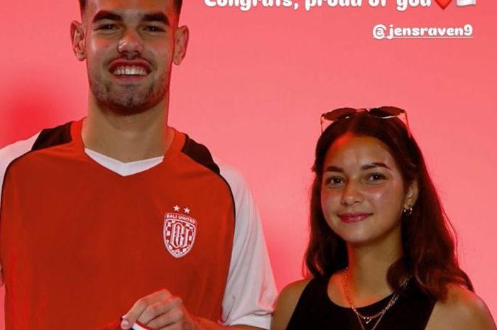 Jens Raven bersama Estella Loupatty saat menandatangani kontrak di Bali United.