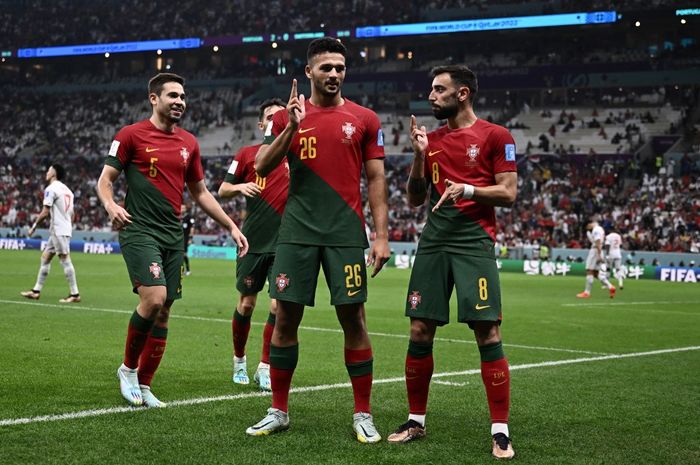 Manchester United mendapat restu Bruno Fernandes untuk menggaet Goncalo Ramos (tengah).