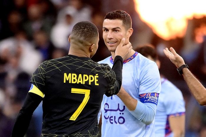 Kylian Mbappe saat bertemu sang idola, Cristiano Ronaldo, pada laga ekshibisi di Riyadh (19/1/2023).