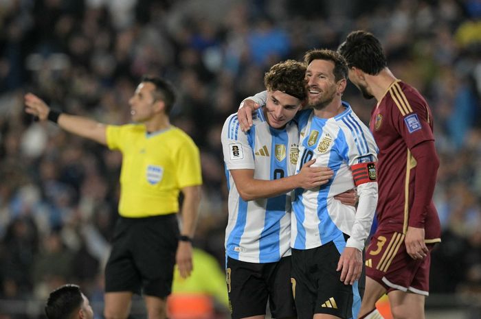 Lionel Messi berpelukan dengan Julian Alvarez seusai mencetak gol tak normal dalam laga kandang terakhirnya bersama Timnas Argentina kontra Venezuela dalam Kualifikasi Piala Dunia 2026 di Stadion Monumental, Buenos Aires, Jumat (5/9/2025).