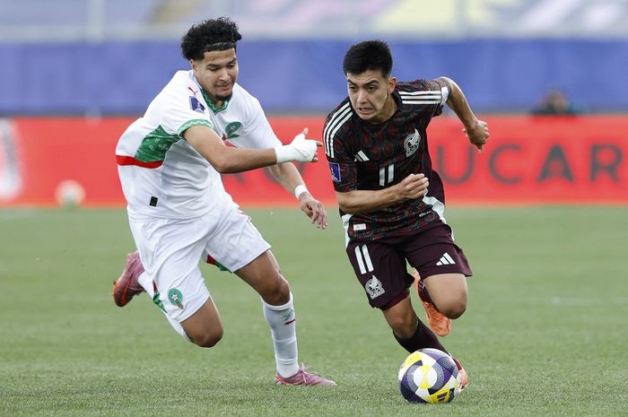 Wonderkid Meksiko yang masih berusia 16 tahun, Gilberto Mora (kanan), dikabarkan dipantau Barcelona di Piala Dunia U-20 2025.