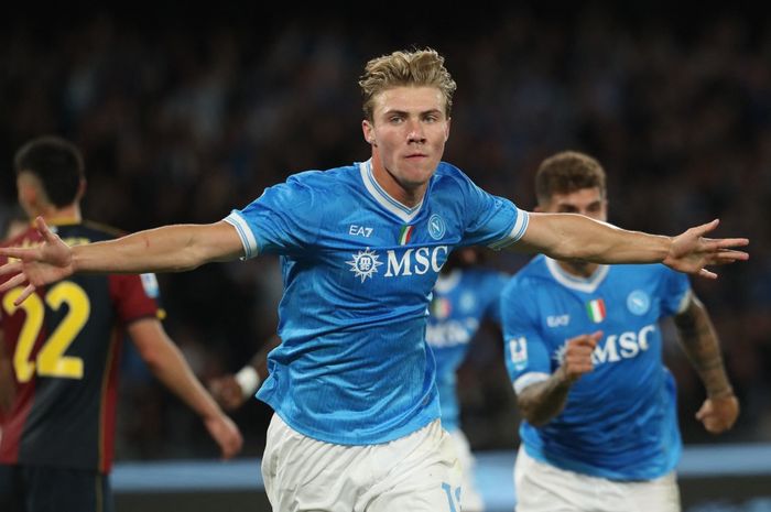 Rasmus Hojlund merayakan gol untuk Napoli ke gawang Genoa pada pertandingan Liga Italia di Stadion Diego Maradona, Naples (5/10/2025).