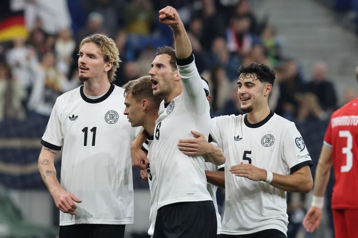 Gelandang Timnas Jerman, Joshua Kimmich, disambut rekan-rekannya usai mencetak gol ke gawang Luksemburg dalam lanjutan Kualifikasi Piala Dunia 2026 zona Eropa.