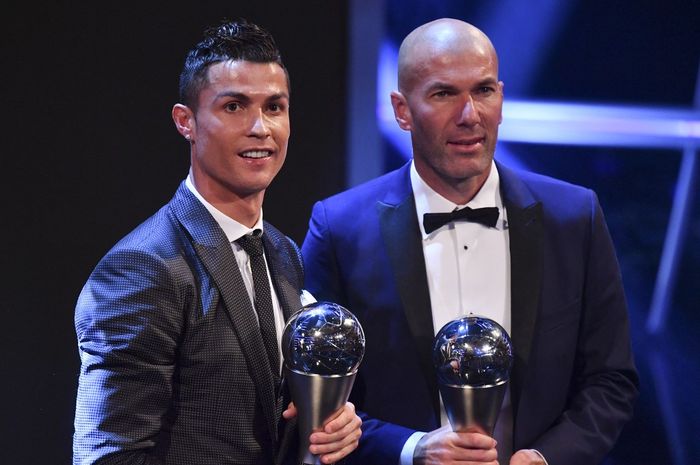 Zinedine Zidane (kanan) mengungkapkan keinginannya turun gunung dan menyebut satu tim yang ingin dilatihnya.