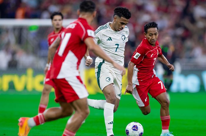 Duel Beckham Putra dan Musab Aljuwayr dalam laga timnas Indonesia Vs Arab Saudi pada Kualifikasi Piala Dunia 2026 putaran keempat grup B di Stadion King Abdullah Sports City, Jeddah, Rabu (8/10/2025).
