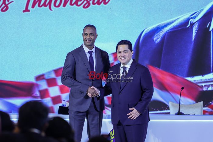 Ketua Umum PSSI, Erick Thohir (kanan), sedang foto bersalaman dengan Patrick Kluivert (kiri) selaku pelatih baru timnas Indonesia di Hotel Mulia, Jakarta pada Minggu (12/1/2025).