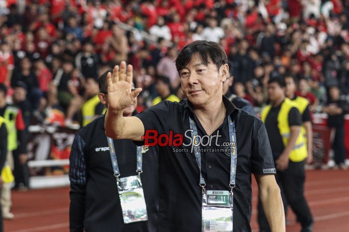 Mantan timnas Indonesia, Shin Tae-yong, saat menyapa para penonton di Stadion Utama Gelora Bung Karno, Senayan, Jakarta, Selasa (11/6/2024).