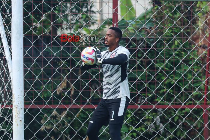 Kiper asing Persija Jakarta, Carlos Eduardo, dipastikan sudah membaik, bahkan dipastikan bisa main lawan Persebaya Surabaya nantinya.