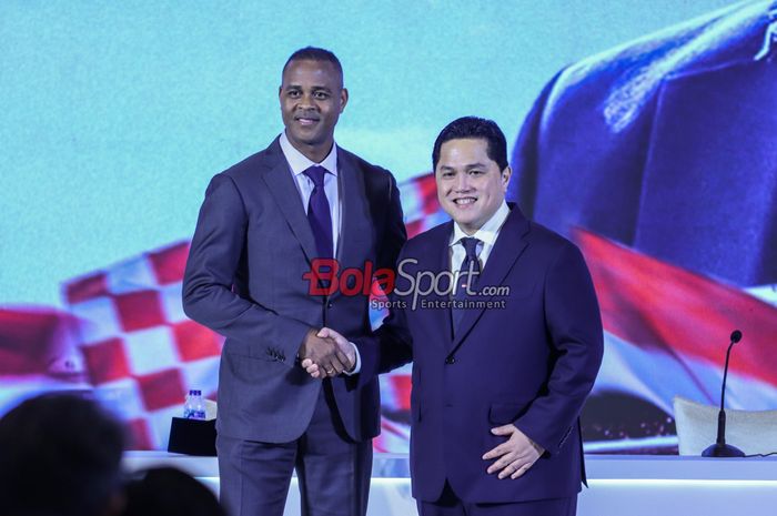 Ketua Umum PSSI, Erick Thohir (kanan), sedang foto bersalaman dengan Patrick Kluivert (kiri) selaku pelatih baru timnas Indonesia di Hotel Mulia, Jakarta pada Minggu (12/1/2025).