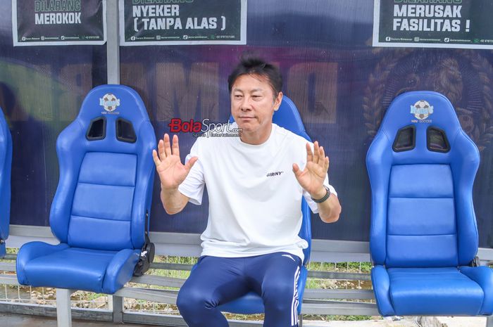 Mantan pelatih timnas Indonesia, Shin Tae-yong, sedang menjalani sesi syuting cameo pada film Indonesia berjudul Ghost Soccer di Kawasan Subang, Jawa Barat, Minggu (19/1/2025).