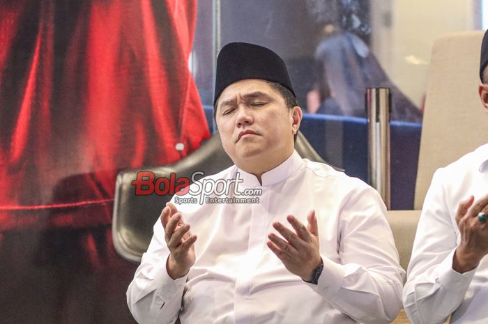 Ketua Umum PSSI, Erick Thohir, sedang memanjatkan doa dalam acara doa bersama untuk timnas Indonesia di Kawasan Luar Stadion Utama Gelora Bung Karno, Senayan, Jakarta, Jumat (23/2/2025).