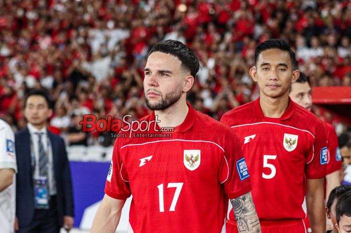 Pemain Timnas Indonesia, Calvin Verdonk (kiri), saat memasuki lapangan jelang berlaga di Stadion Utama Gelora Bung Karno, Senayan, Jakarta, Selasa (25/3/2025).