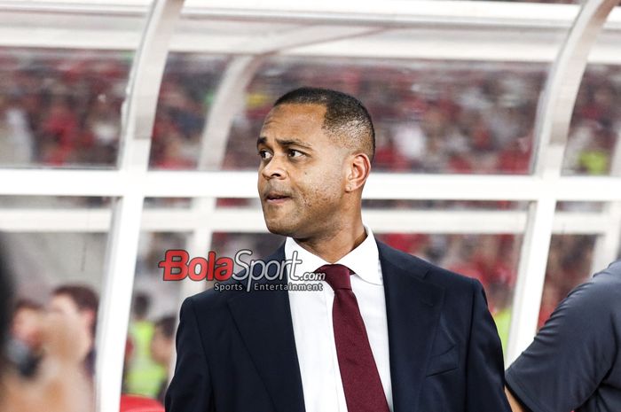 Pelatih Timnas Indonesia, Patrick Kluivert, saat memantau para pemainnya bertanding di Stadion Utama Gelora Bung Karno, Senayan, Jakarta, Selasa (25/3/2025).