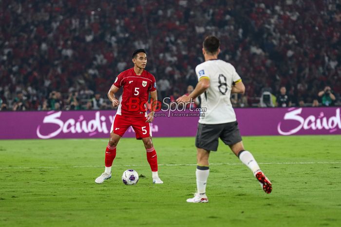 Rizky Ridho (kiri) sedang menguasai bola dalam laga babak penyisihan Grup C Kualifikasi Piala Dunia 2026 zona Asia antara Timnas Indonesia versus Timnas China di Stadion Utama Gelora Bung Karno, Senayan, Jakarta, Kamis (5/6/2025).
