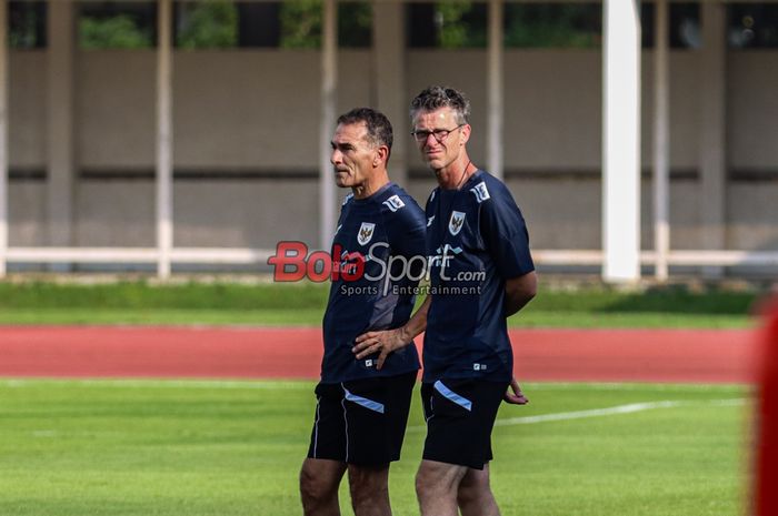 Frank Van Kempen (kanan) belum sempat buktikan diri bersama Timnas U-20 Indonesia tetapi sudah harus berpisah dengan PSSI.