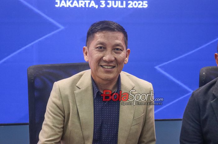 Direktur Utama PT LIB (Liga Indonesia Baru), Ferry Paulus, sedang memberikan keterangan kepada awak media di Menara Mandiri II, Sudirmanm Jakarta, Kamis (3/7/2025).