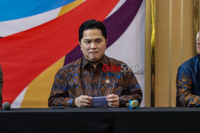 Menteri Pemuda dan Olahraga Republik Indonesia, Erick Thohir, sedang memberikan keterangan kepada awak media di Media Center Kemenpora, Senayan, Jakarta, Selasa (23/9/2025).
