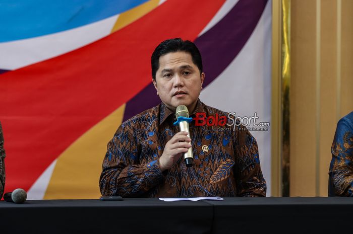 Menteri Pemuda dan Olahraga Republik Indonesia, Erick Thohir, sedang memberikan keterangan kepada awak media di Media Center Kemenpora, Senayan, Jakarta, Selasa (23/9/2025).