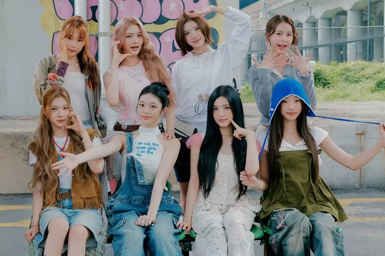 Ceria dan penuh energi! Hearts2Hearts siap jadi MC grup Music Core sekaligus bawakan Pretty Please (X/Twitter @Hearts2Hearts)