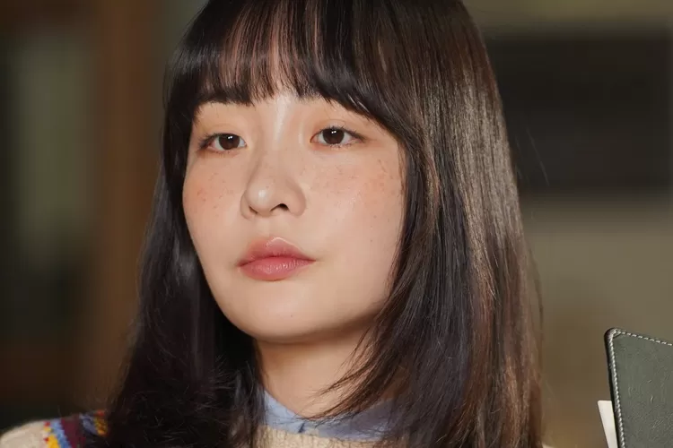 Aura retro namun classy, Kim Min Ha siap curi perhatian lewat Typhoon Family! (Instagram @noon_company)