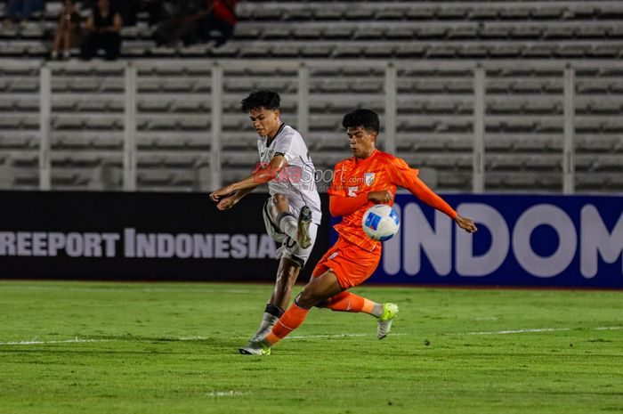 Hokky Caraka (kiri) sedang menendang boladalam laga uji coba antara Timnas U-22 Indonesia versus Timnas U-22 India di Stadion Madya, Senayan, Jakarta, Senin (13/10/2025).