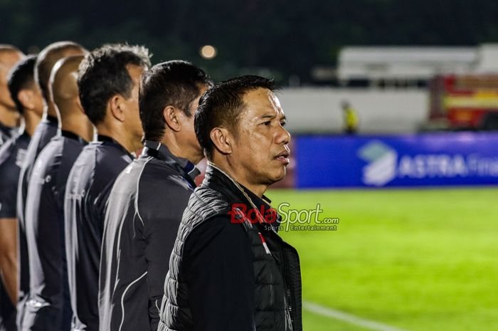 Sekretaris Jendral PSSI, Yunus Nusi, tampak menemani pemain pada bangku cadangan dalam laga uji coba antara Timnas U-22 Indonesia versus Timnas U-22 India di Stadion Madya, Senayan, Jakarta, Senin (13/10/2025).
