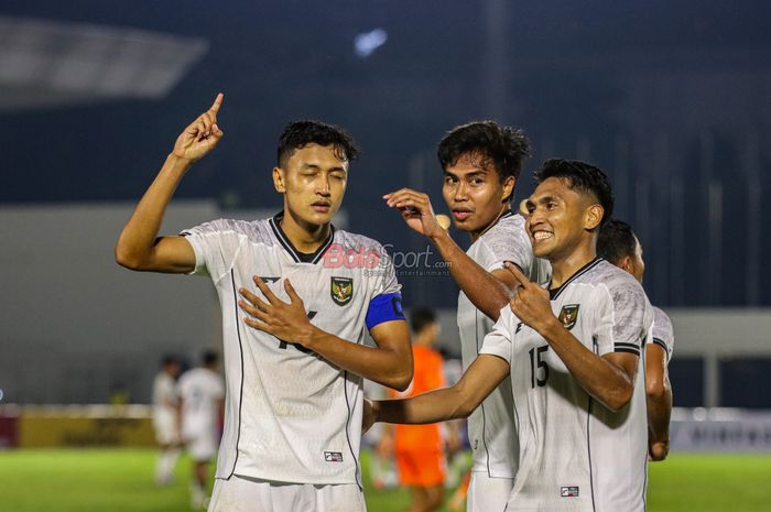 Dony Tri Pamungkas (kiri) sedang melakukan selebrasi seusai mencetak gol dalam laga uji coba antara Timnas U-22 Indonesia versus Timnas U-22 India di Stadion Madya, Senayan, Jakarta, Senin (13/10/2025).