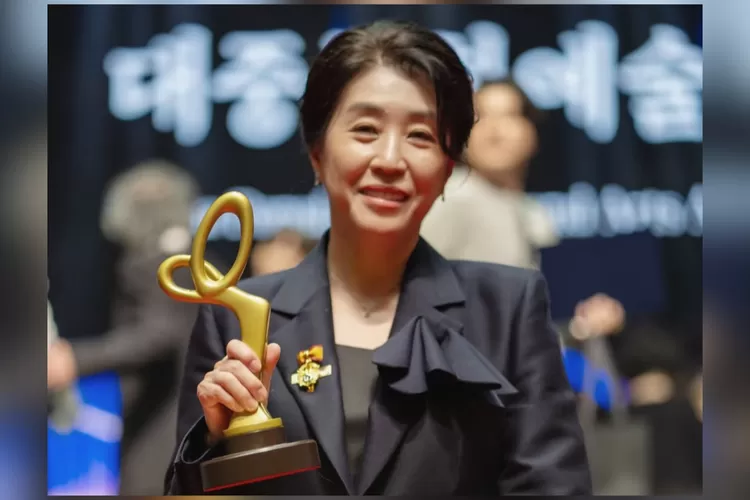 Perjalanan panjang Kim Mi Kyung akhirnya berbuah manis setelah hampir 40 tahun membesarkan 100 anak di layar kaca. (Instagram @cln_company)