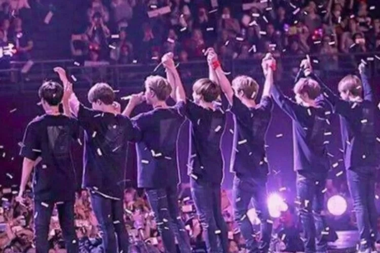 Seorang Keturunan Amerika-Korea yang membicarakan BTS menjadi viral di Theqoo (Twitter/BTS Chart )
