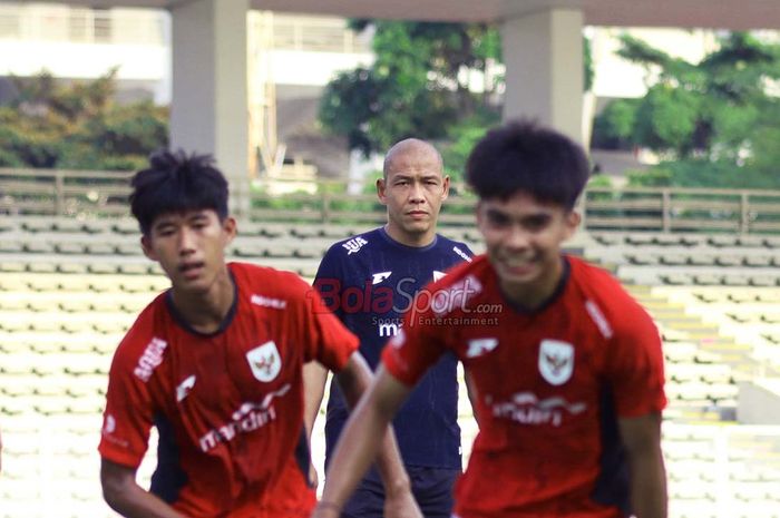 Pelatih Timnas U-17 Indonesia, Nova Arianto (tengah), sedang memantau para pemainnya di Stadion Madya, Senayan, Jakarta, Rabu (15/10/2025).