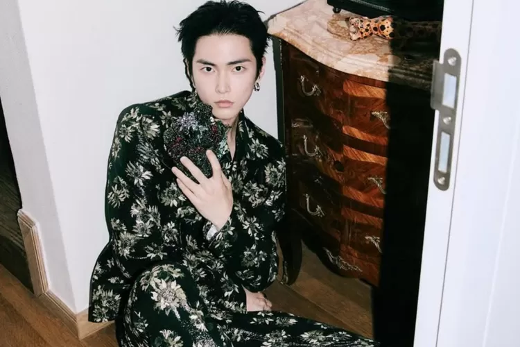 XngHan salah fokus dengan benda di lokasi pemotretan (Instagram @dazedkorea)