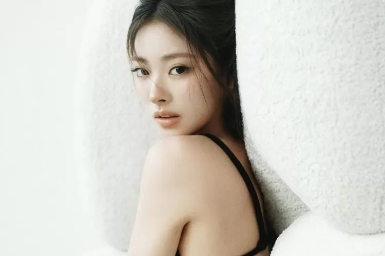 Anna MEOVV beli barang Labubu di Paris (Instagram @voguekorea)