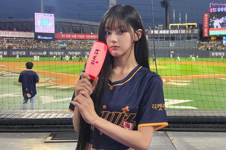 Haneul KISS OF LIFE dipuji oleh seorang atlet baseball saat lakukan first pitch (Instagram @kissoflife_s2)