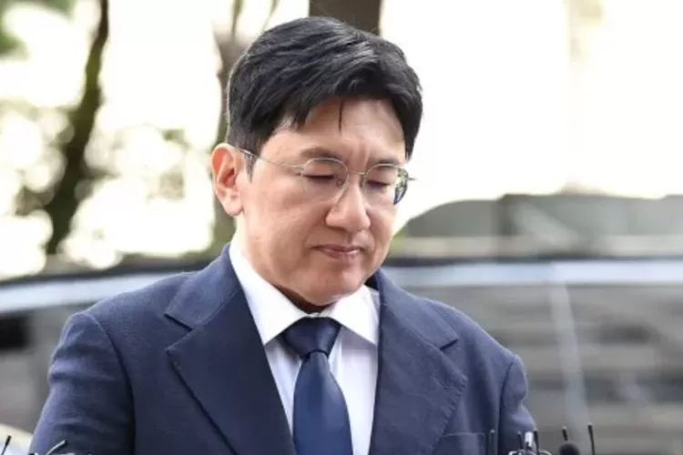 Bang Si Hyuk dikenakan larangan bepergian ke luar negeri akibat dugaan manipulasi penjualan saham (Tangkapan  Layar  Website  Koreaboo)