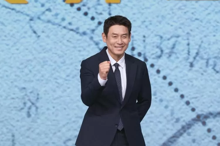 Sul Kyung Gu berikan pujian untuk juniornya Hong Kyung di film Good News (Instagram @netflixkr)