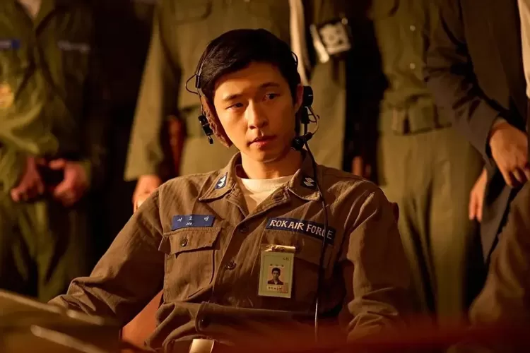 Dikenal aktor pekerja keras, Hong Kyung fokus bentuk otot demi peran petugas militer di Good News (Instagram @netflixkr)