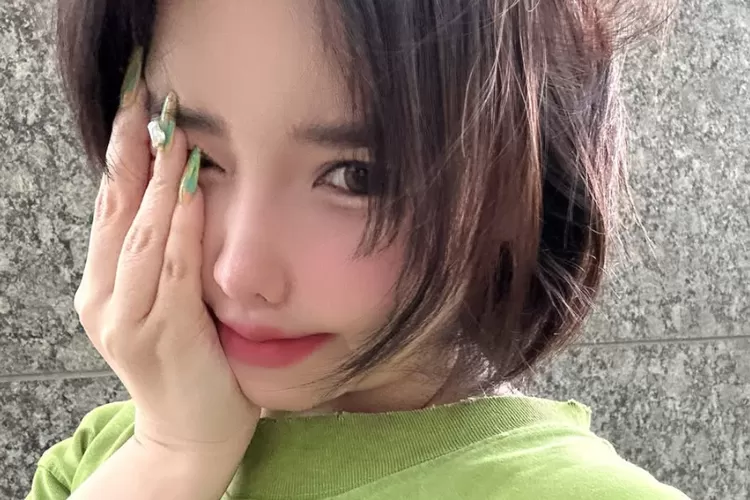 Park Bom unggah surat gugatan ke YG, publik terkejut karena formatnya janggal dan nomor pribadinya tak disensor (Instagram @newharoobompark)