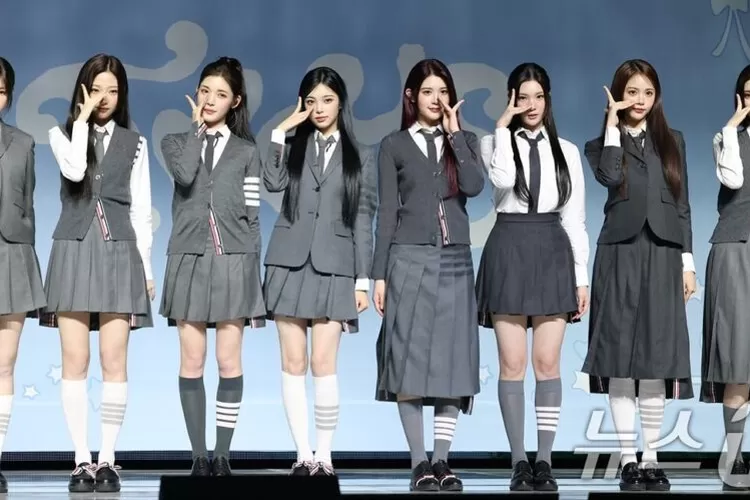 Hearts2Hearts Tuai Pro Kontra saat Showcase Mini Album mereka bertajuk FOCUS (news1.kr)
