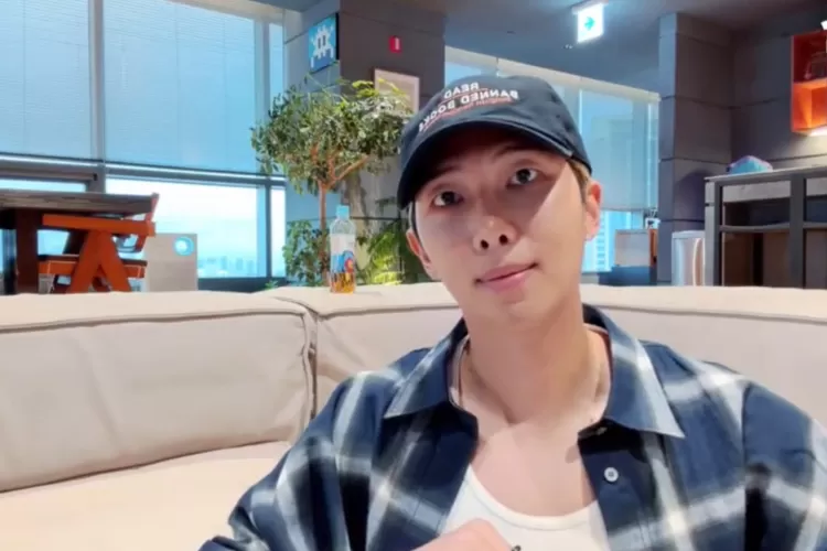 RM BTS soroti tekanan sosial terhadap perempuan dan isu pernikahan (Tangkapan Layar Weverse BTS)