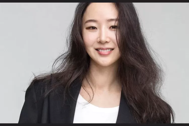Sidang ketiga kasus pencemaran nama baik mantan karyawan ADOR terhadap Min Hee Jin ditunda (Namu Wiki)