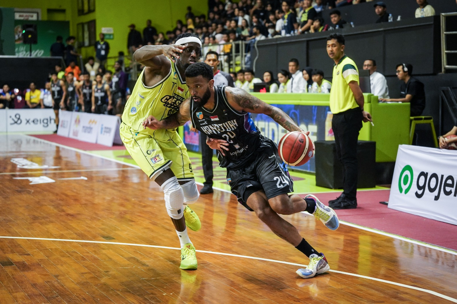 https://www.mainbasket.com/uploads/post/2025/01/18/Pacific Caesar Jadi Korban Tren Kemenangan Tandang Hangtuah Jakarta.jpg