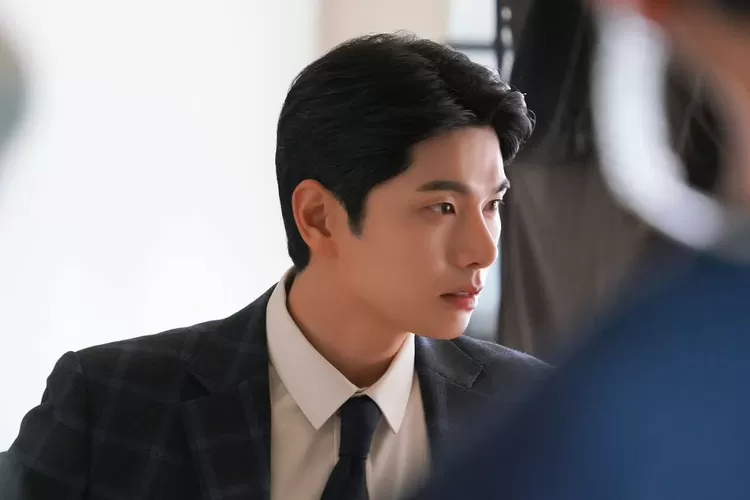 Lee Yi Kyung tersandung kontroversi chat intim dengan wanita, apakah agensi akan menempuh jalur hukum? (Instagram @luvlk89)