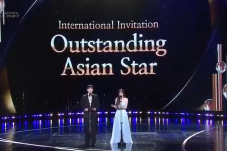 Pemenang Outstanding Asian Star di Seoul International Drama Awards 2025 (X / Twitter @TheAnnyeongOppa)